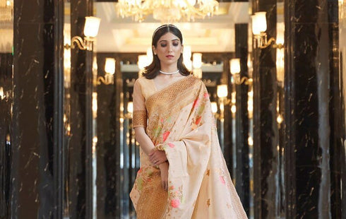 Vasthrlay Off White Banarasi Saree