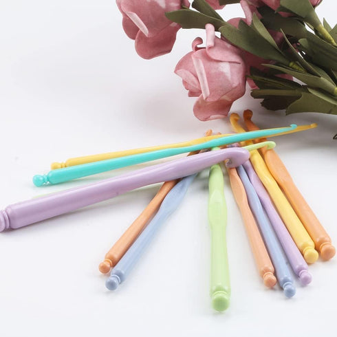 Ergonomic Crochet Hook Set, 12-Piece Lightweight Plastic Crochet Hooks (2.0