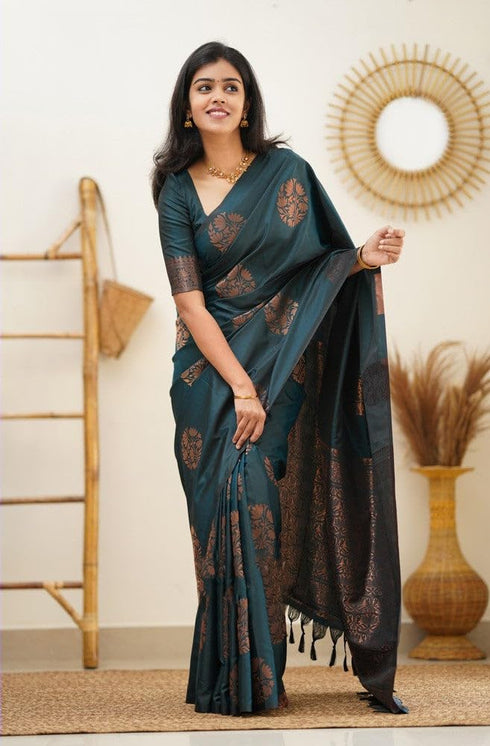 Vasthrlay Traditional Unstitched Saree