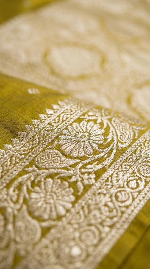 Vasthrlay Golden Traditional Banarasi