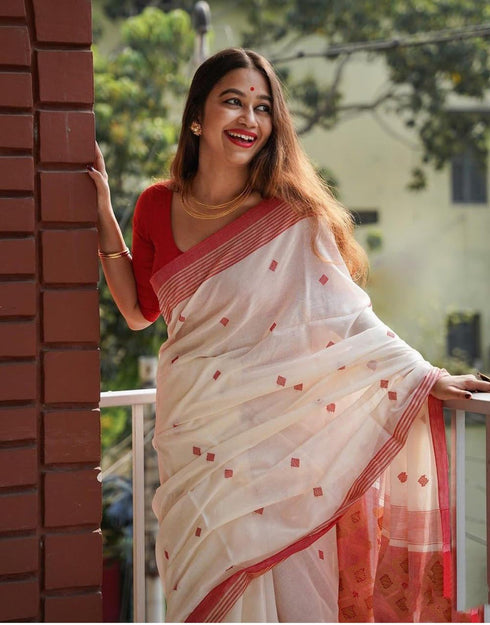 Vasthrlay White Unstitched Saree