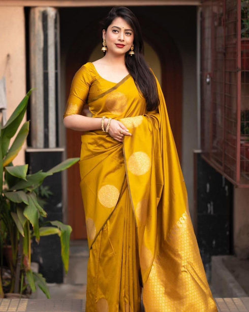 Vasthrlay Traditional Unstitched Saree