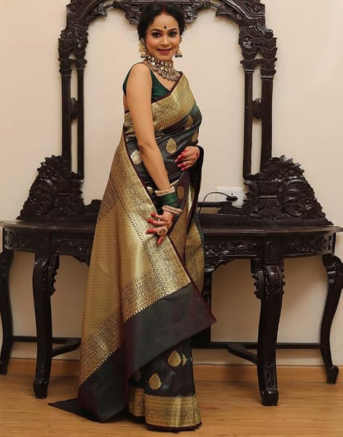 Vasthrlay Kanjivaram Banarasi Wedding Green Saree With Unstitched Blouse Piece