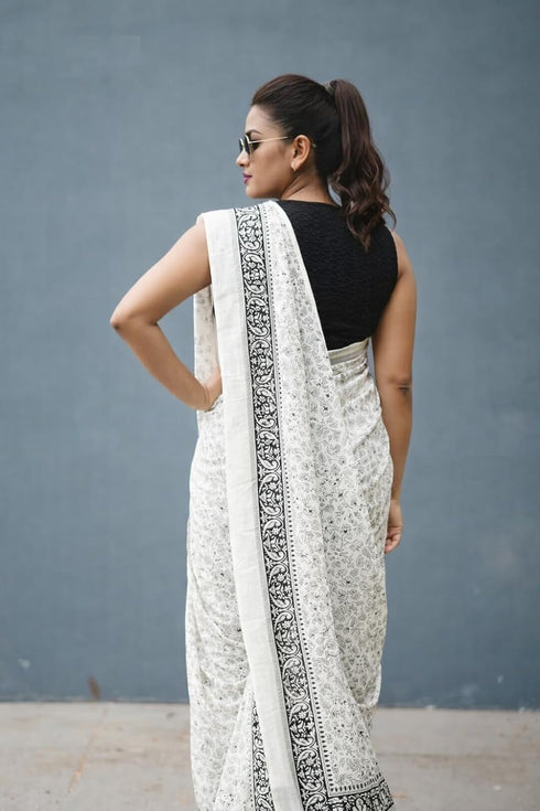Vasthrlay Elegant Floral Border Lightweight