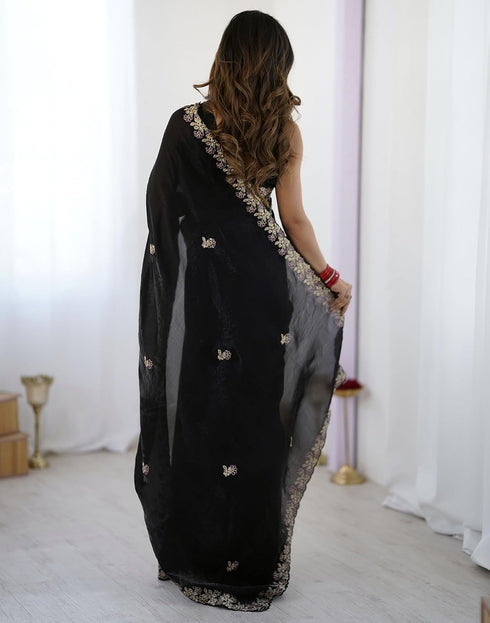 Vasthrlay Scalloped Embroidery Green Saree With Unstitched Blouse Piece