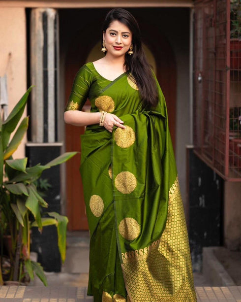 Vasthrlay Traditional Unstitched Saree