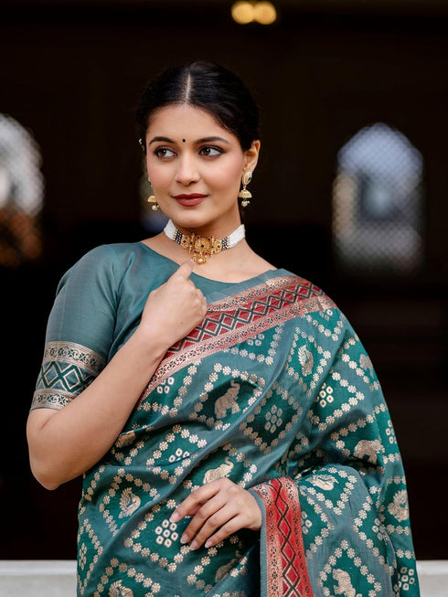 Vasthrlay Womens Weaving Unstitched Lavender Saree