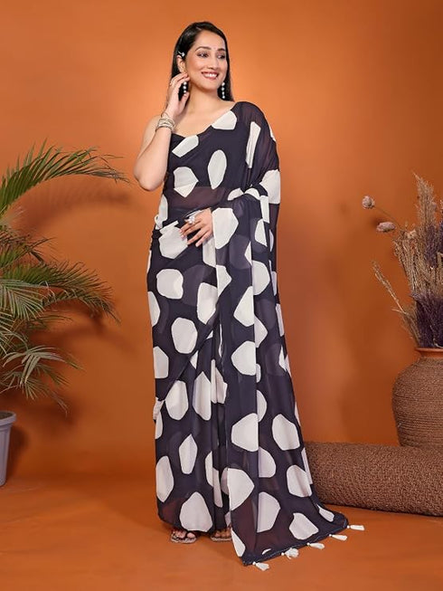 Vasthrlay Women'S Navy Blue And White Faux Georgette Abstract Print Ready To Wear Saree