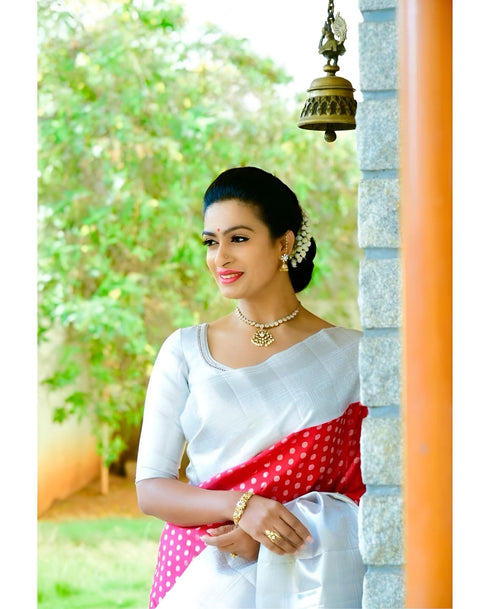 Vasthrlay Banarasi Traditional Unstitched Saree