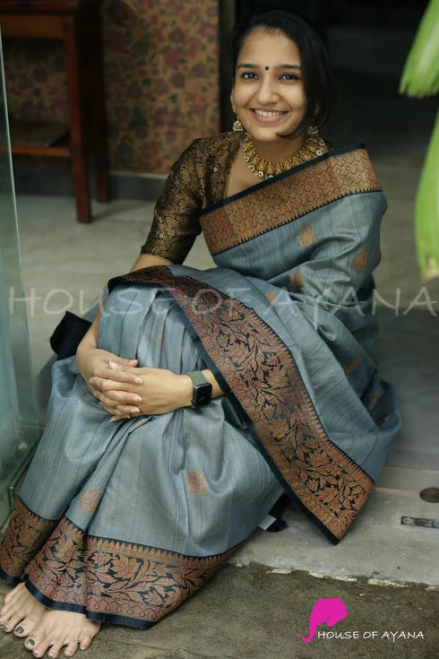 Vasthrlay Traditional Unstitched Saree