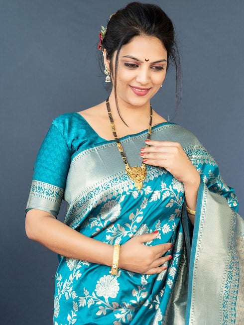 Vasthrlay Traditional Unstitched Saree