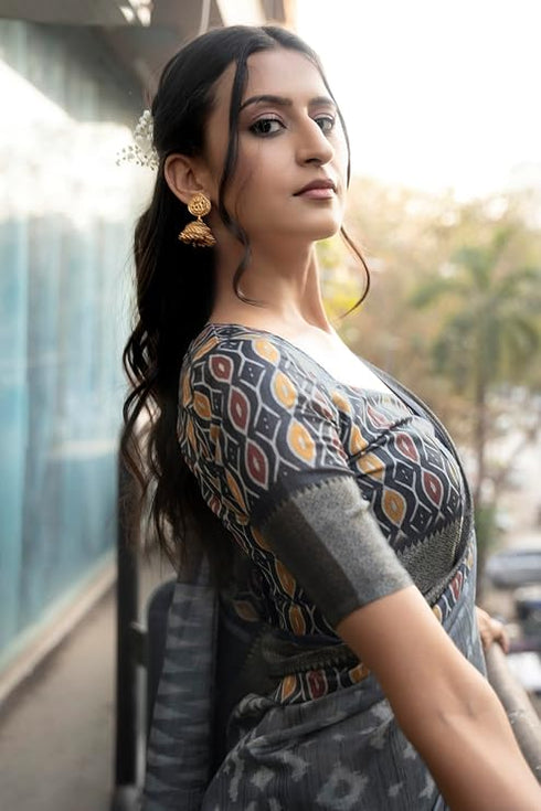 Vasthrlay Grey Slate Abstract Floral Polyester Saree With Zari Border And Ruched Unstitched Blouse Piece