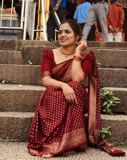 Vasthrlay Traditional Unstitched Saree