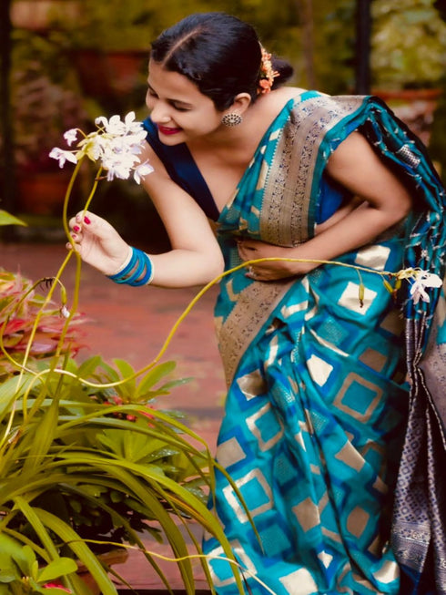 Vasthrlay Banarasi Traditional Unstitched Saree
