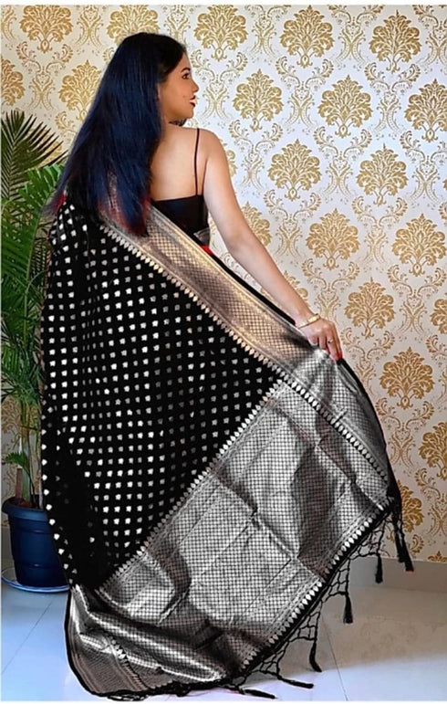 Vasthrlay Saree
