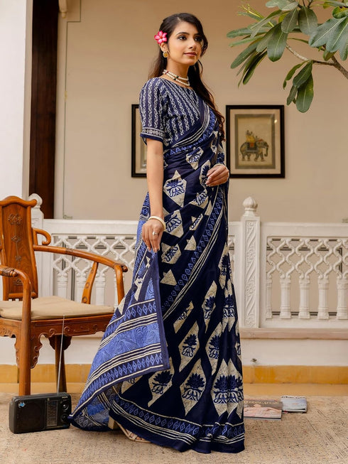 Vasthrlay Paisley Printed Red Saree