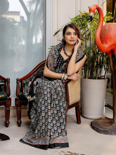 Vasthrlay Paisley Printed Red Saree