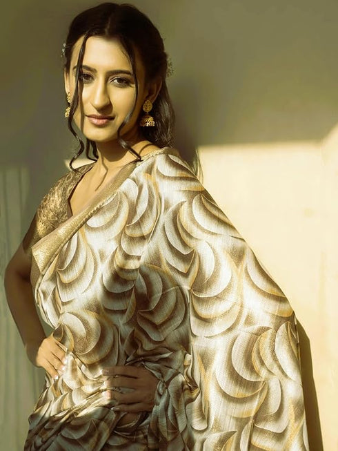Vasthrlay Bronze Cream Geometric Triangle Print Polyester Saree With Muted Gold Zari Border And Teal Blue Ruched Unstitched Blouse Piece