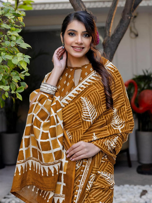 Vasthrlay Paisley Printed Red Saree