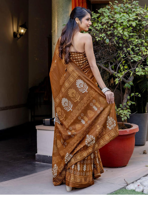 Vasthrlay Paisley Printed Red Saree