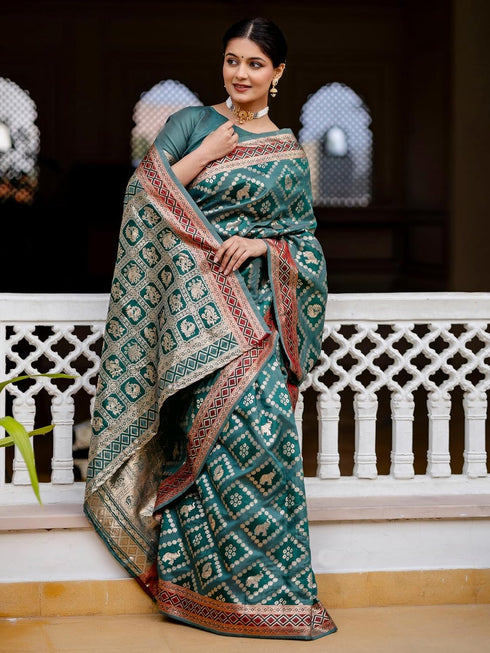 Vasthrlay Womens Weaving Unstitched Lavender Saree