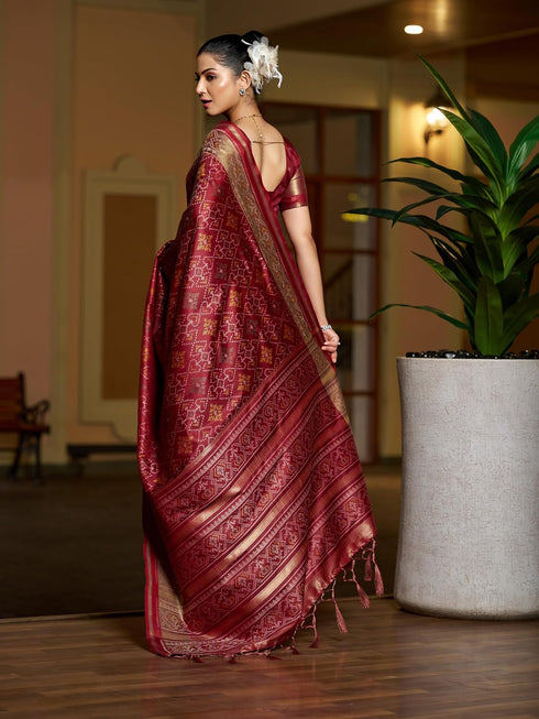Vasthrlay Exquisite Traditional Intricate Gold Tone Saree