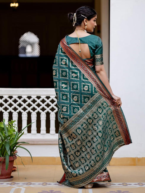 Vasthrlay Womens Weaving Light Green Saree With Unstitched Blouse Piece