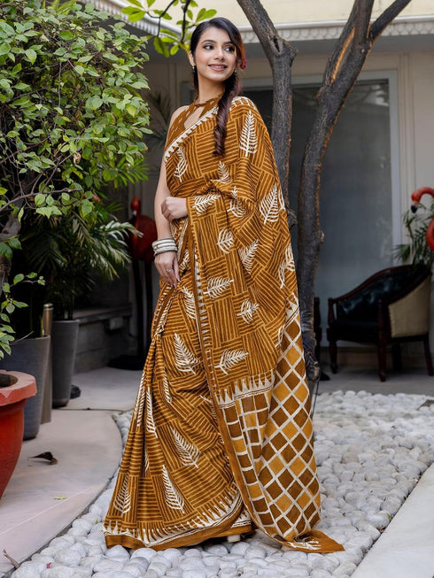 Vasthrlay Paisley Printed Red Saree