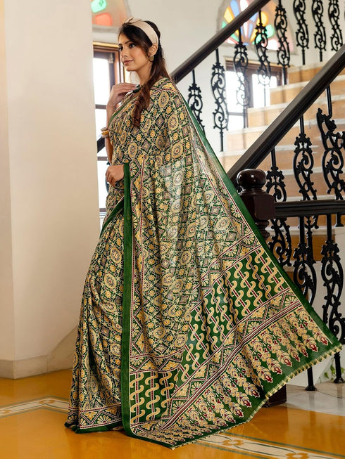 Vasthrlay Paisley Printed Red Saree