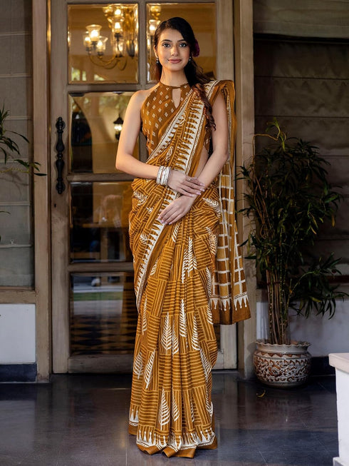 Vasthrlay Paisley Printed Red Saree
