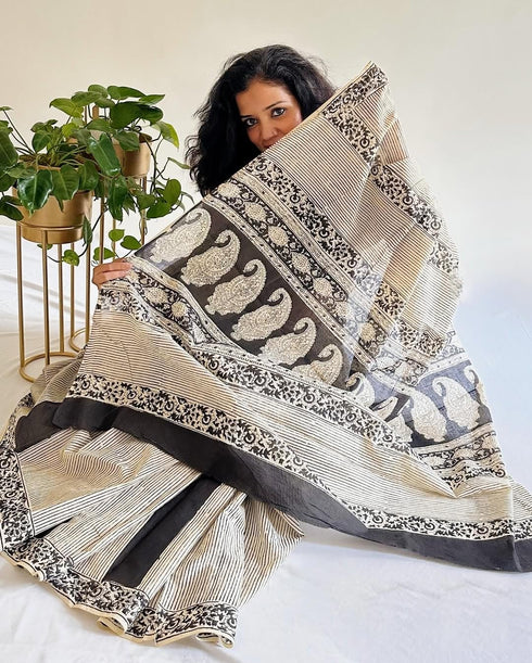 Vasthrlay Elegant Off White Paisley Lightweight