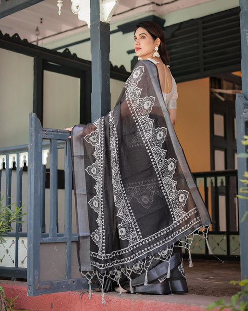Vasthrlay Floral Prints Tasseled Saree