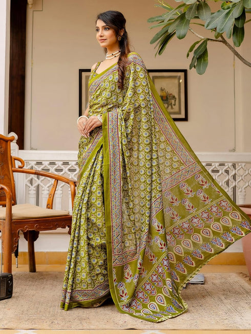 Vasthrlay Womens Printed Unstitched Red Saree