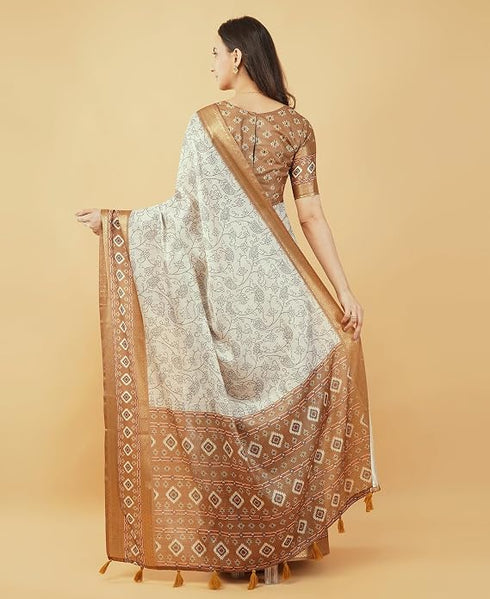 Vasthrlay Off White Geometric Triangle Print Polyester Saree With Muted Gold Zari Border And Teal Blue Ruched Unstitched Blouse Piece