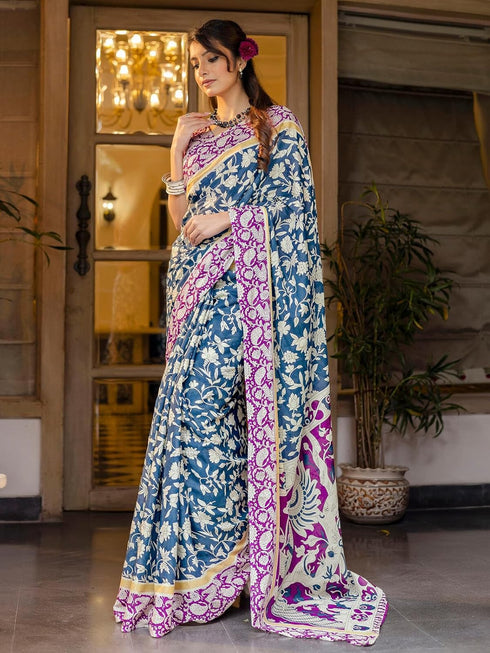 Vasthrlay Paisley Printed Red Saree