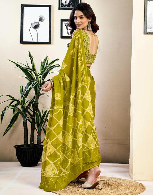Vasthrlay Womens Printed Unstitched Dark Green Saree