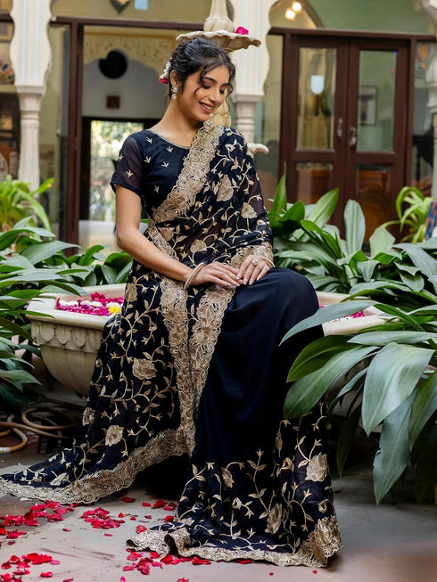 Vasthrlay Paisley Printed Red Saree
