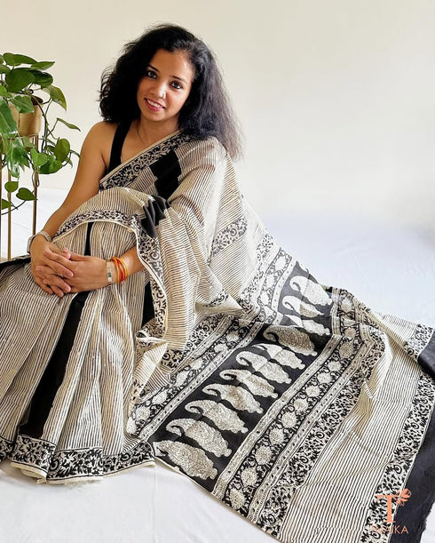 Vasthrlay Elegant Off White Paisley Lightweight