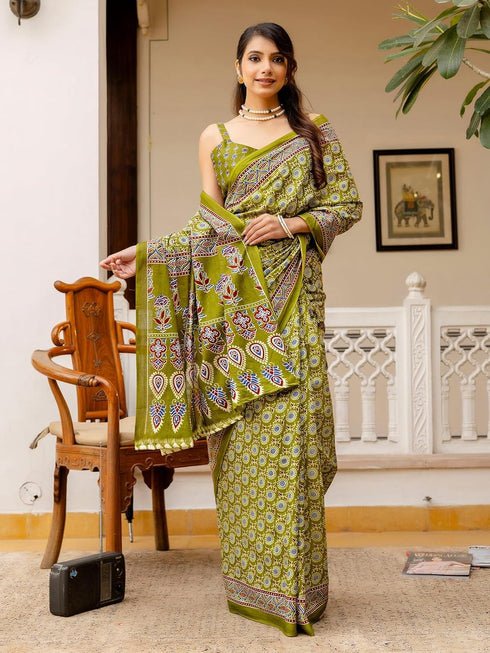 Vasthrlay Womens Printed Unstitched Red Saree