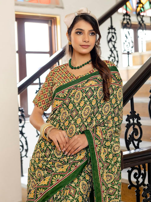 Vasthrlay Paisley Printed Red Saree