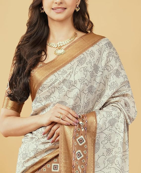 Vasthrlay Off White Geometric Triangle Print Polyester Saree With Muted Gold Zari Border And Teal Blue Ruched Unstitched Blouse Piece
