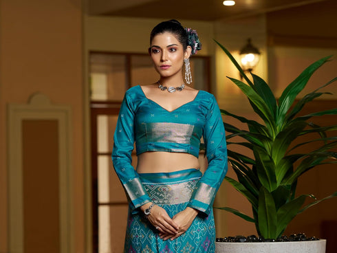 Vasthrlay Exquisite Traditional Intricate Gold Tone Saree