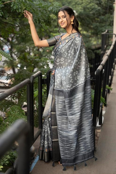 Vasthrlay Grey Slate Abstract Floral Polyester Saree With Zari Border And Ruched Unstitched Blouse Piece