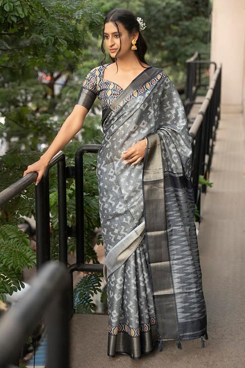Vasthrlay Grey Slate Abstract Floral Polyester Saree With Zari Border And Ruched Unstitched Blouse Piece