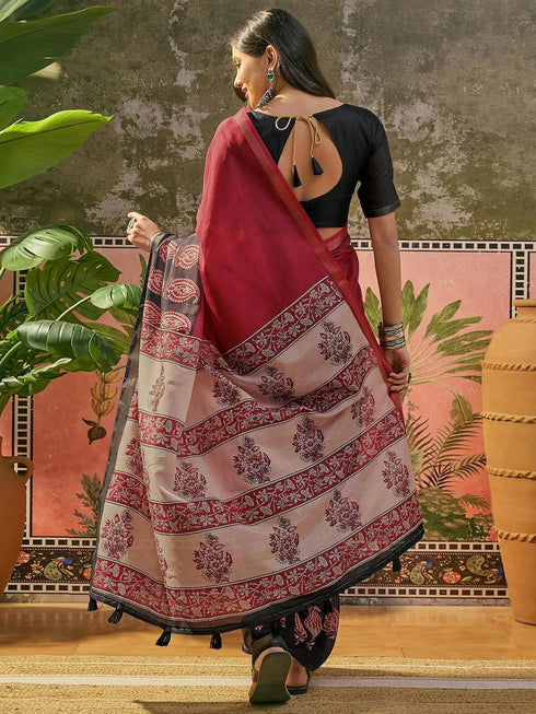 Vasthrlay Geometric Printed Red Saree With Unstitched Blouse Piece