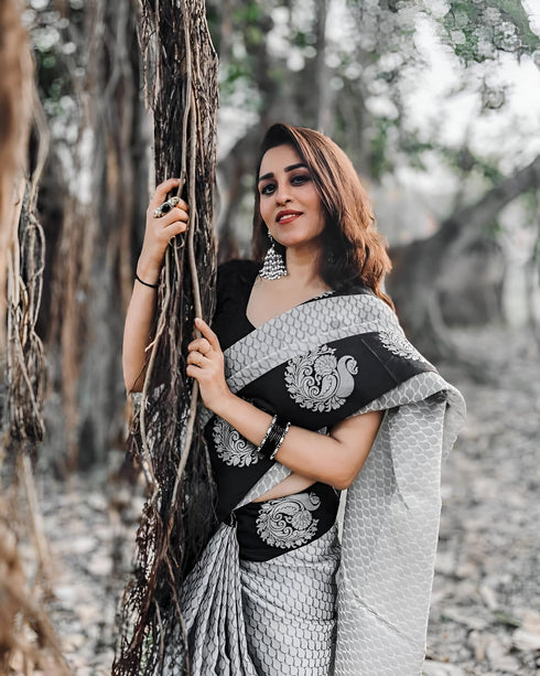 Vasthrlay Banarasi Traditional Unstitched Saree