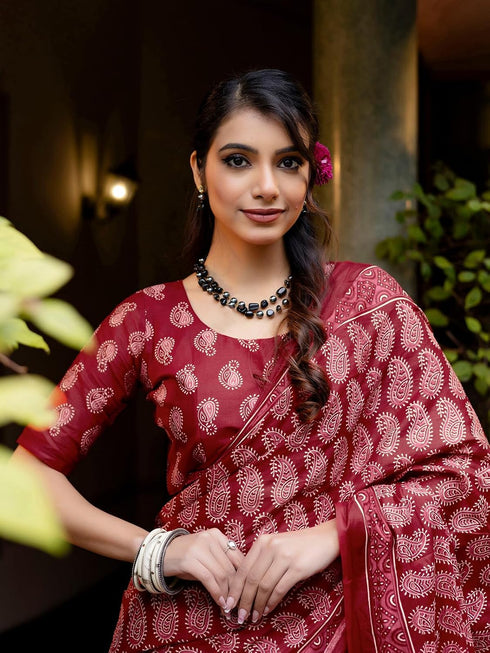Vasthrlay Womens Printed Red Saree With Unstitched Blouse Piece