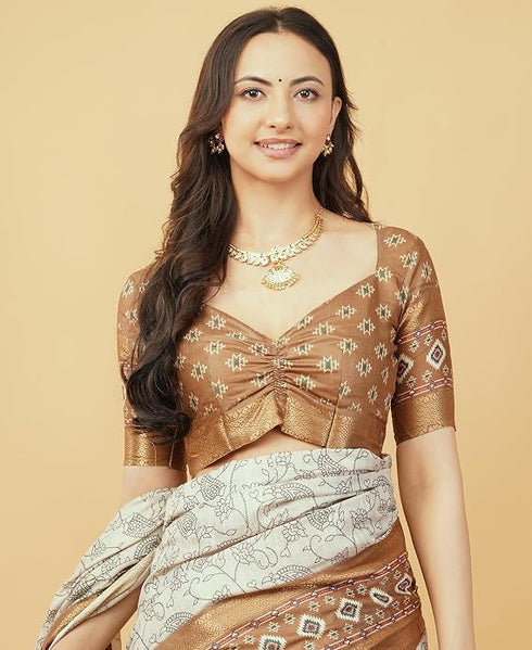 Vasthrlay Off White Geometric Triangle Print Polyester Saree With Muted Gold Zari Border And Teal Blue Ruched Unstitched Blouse Piece