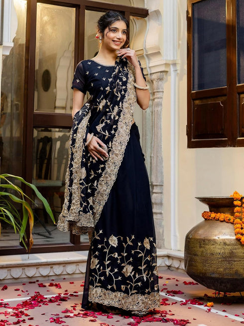 Vasthrlay Paisley Printed Red Saree