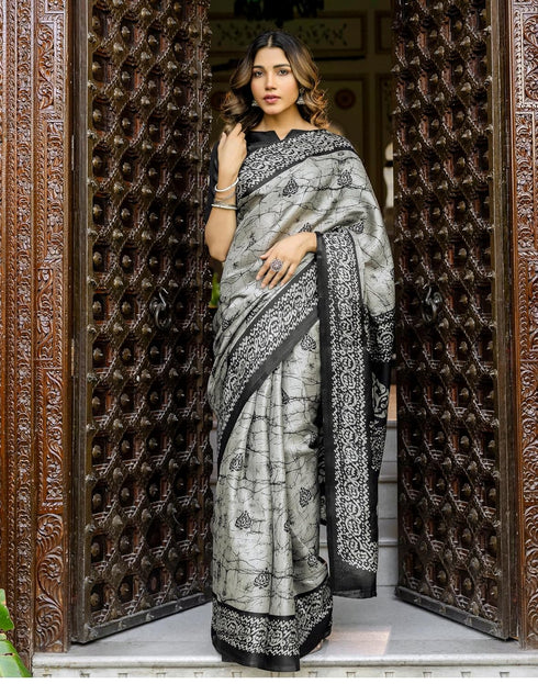 Vasthrlay Womens Printed Unstitched Maroon Saree